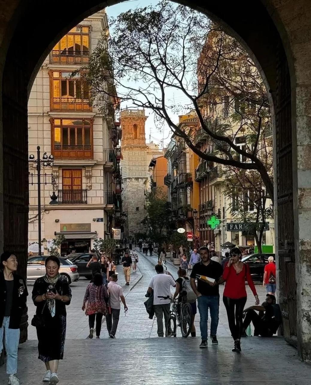 Mirador 1 Del Mercado Central - Habitacion Con Bano Privado En El Centro De La Ciudad Vella Valensiya Dış mekan fotoğraf